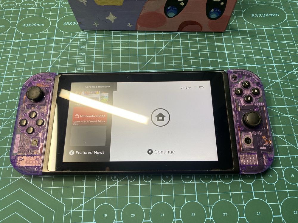 Nintendo Switch V2 - gałki magnetyczne, karta pamieci i fioletowy kolo