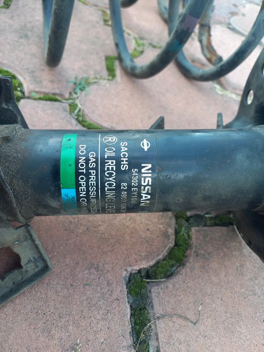 Продам амортизаторы б/у в рабочем состоянии оригинал Nissan qashqai J1