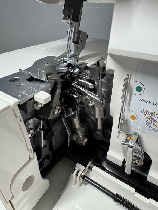 Overlock 4-nitkowy Gritzner 788 + akcesoria