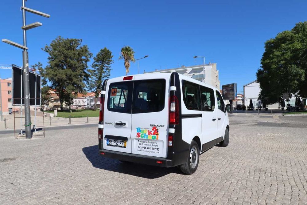 Carrinha 9 lugares Renault Trafic