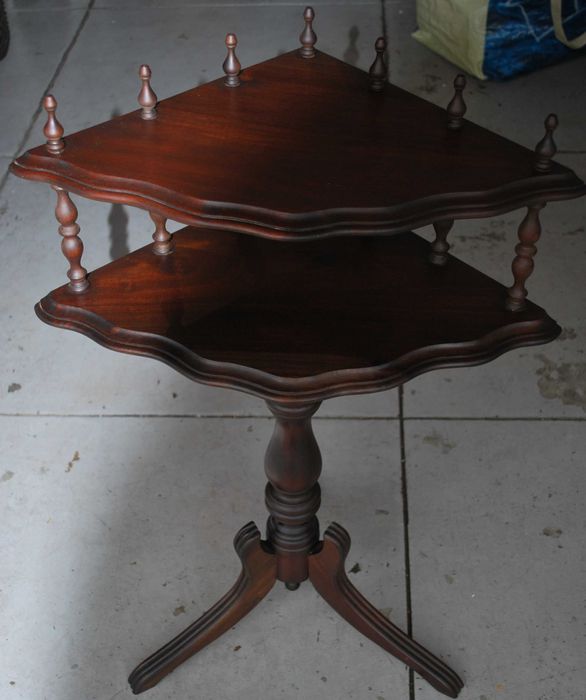 Mesinha de Apoio Para Sala ou Hall (Com mais de 50 Anos)