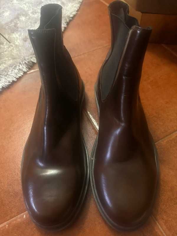 Botas de homem em pele