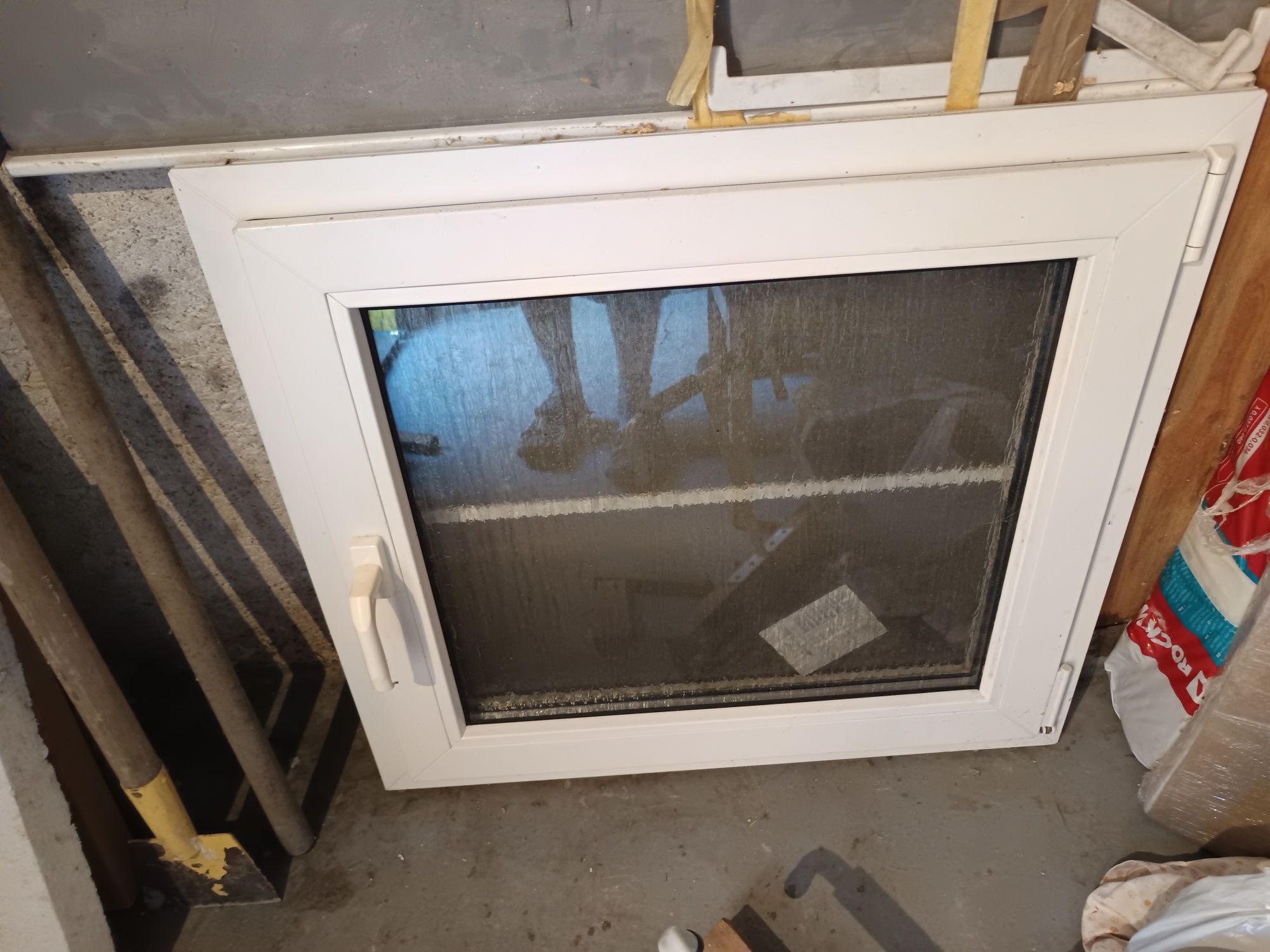 Okno platikowe 800x730 mm 80x73 cm małe nowe moskitera nieprzezierne