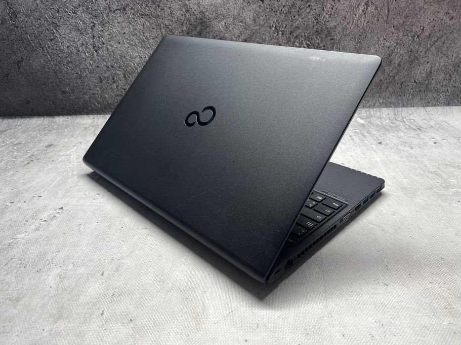Fujitsu / i5 8250u 3.4GHz / 8 GB DDR4 / 256 SSD / 15.6 FHD / W11 Pro
