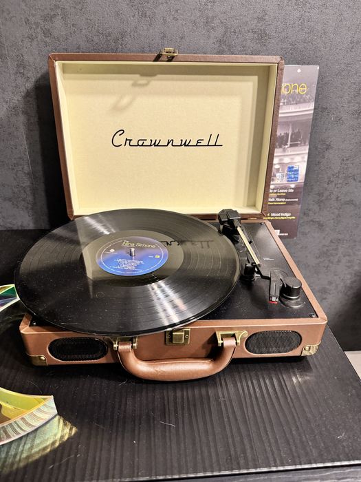 Виниловый проигрыватель в идеале + две пластинки (Нина Симон и Синатра