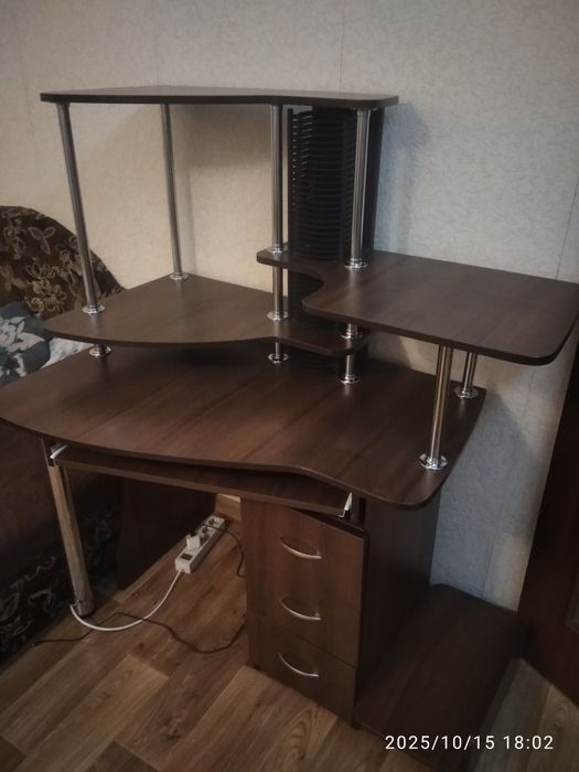 Стіл комп'ютерний, письмовий . Стол компьютерный, письменный. Парта