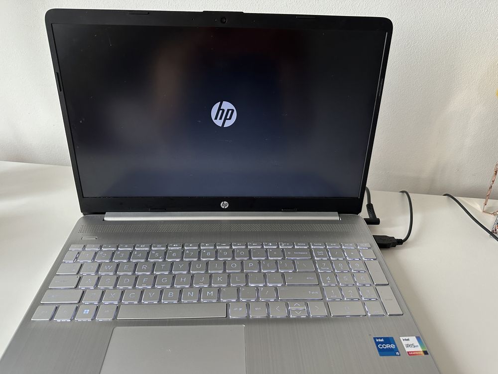 Srebny laptop hp