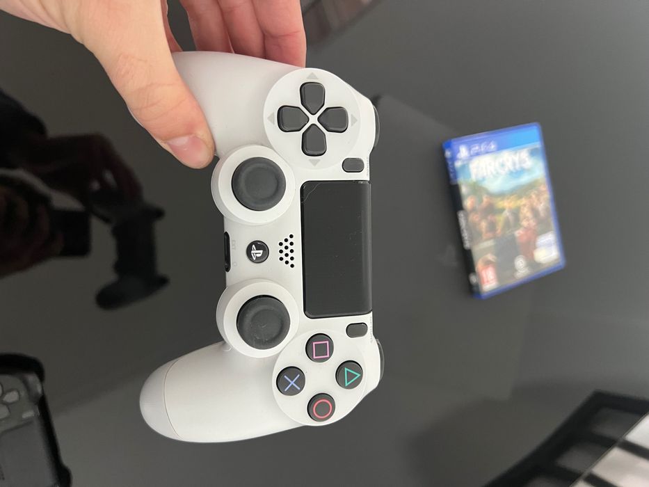 PlayStation 4 com 500GB+ Jogo “FARCRY5”+ 2 Comandos, Carregador+cabos