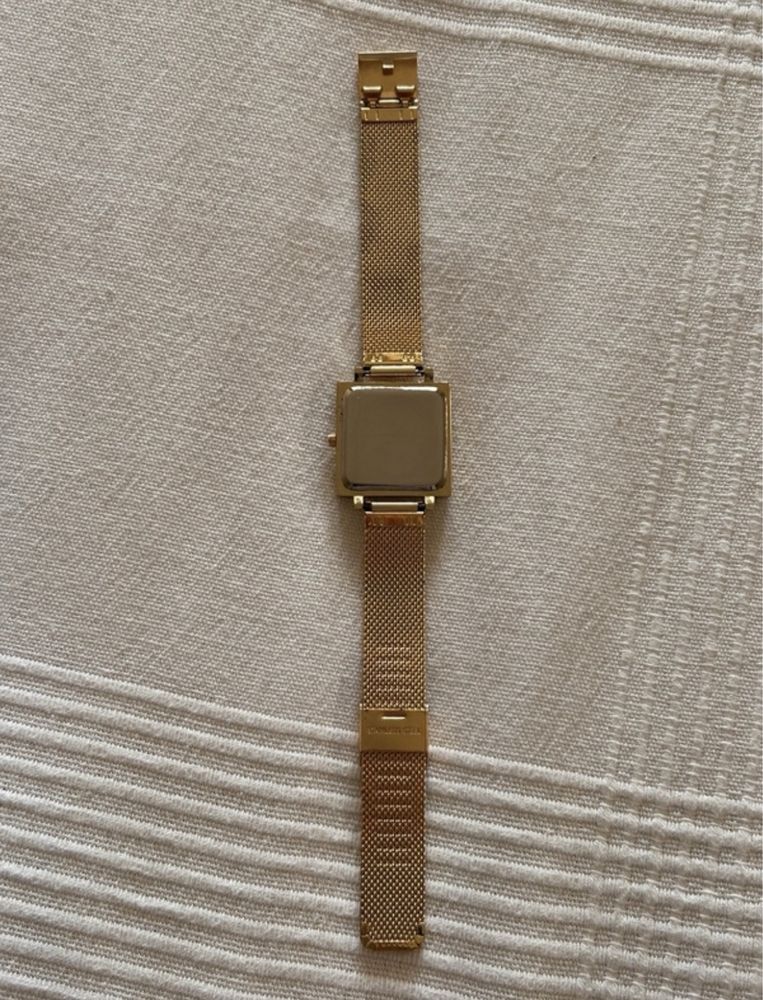 Zegarek na złotej bransolecie
