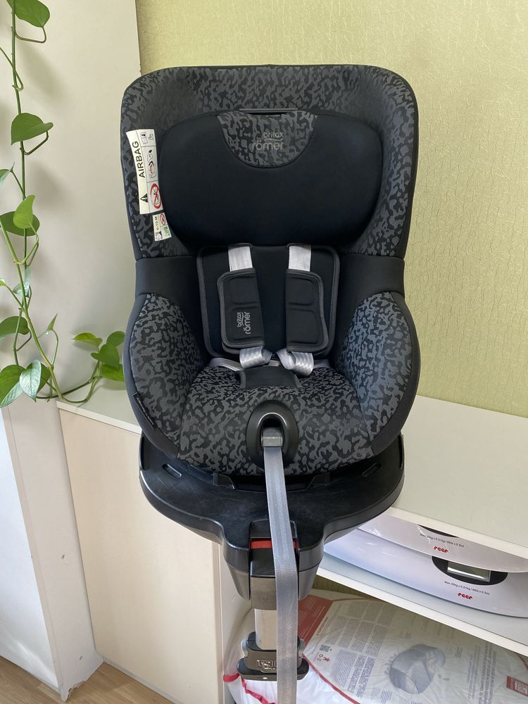 Автокрісло Britax-Romer Dualfix i-Size 0-4 роки поворот на 360°