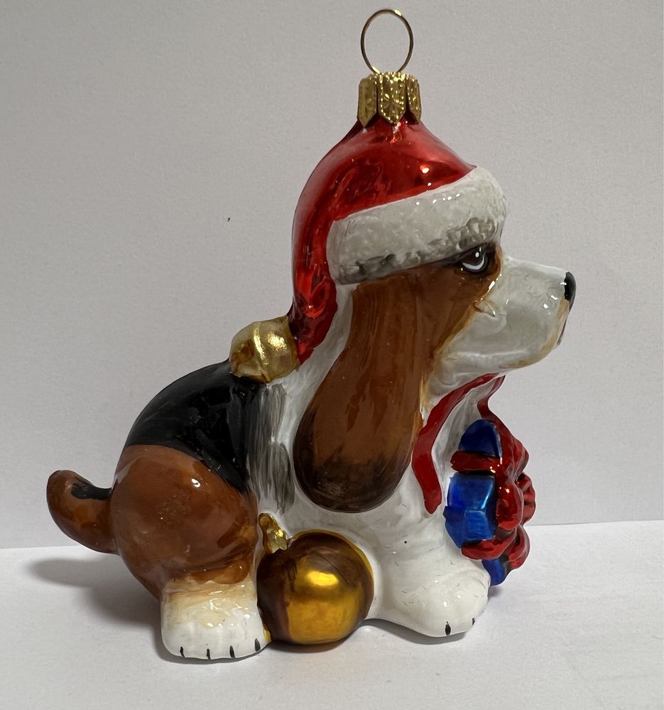 Pies baset beagle w czapce Mikołaja Komozja Family bombka szklana