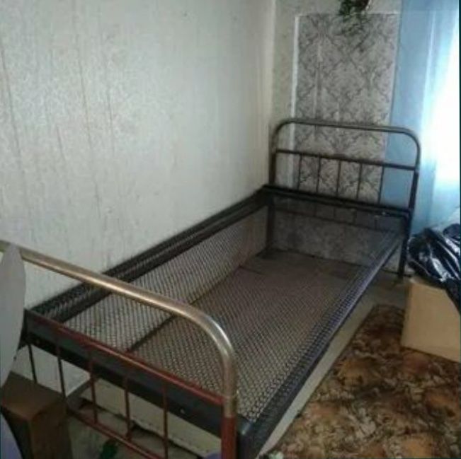 Кровать металева на колесиках з спальним місцем 95 х 195 см