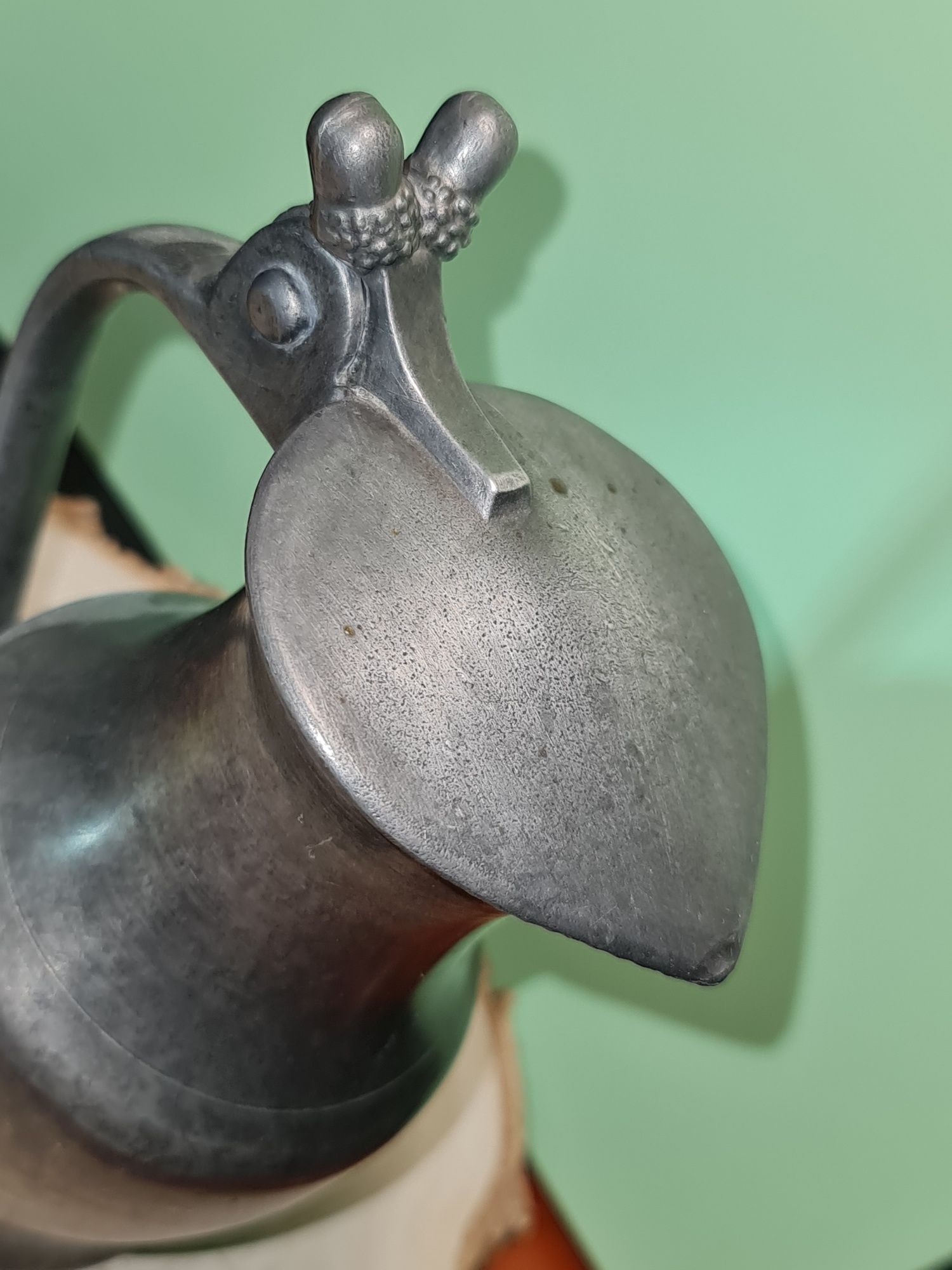 Stary cynowy dzban z pokrywką - dąb - żołędzie (15cm)