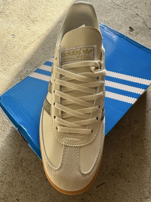 Vendo tenis da marca adidas spezial tamanho 43 apenas  usados uma vez.