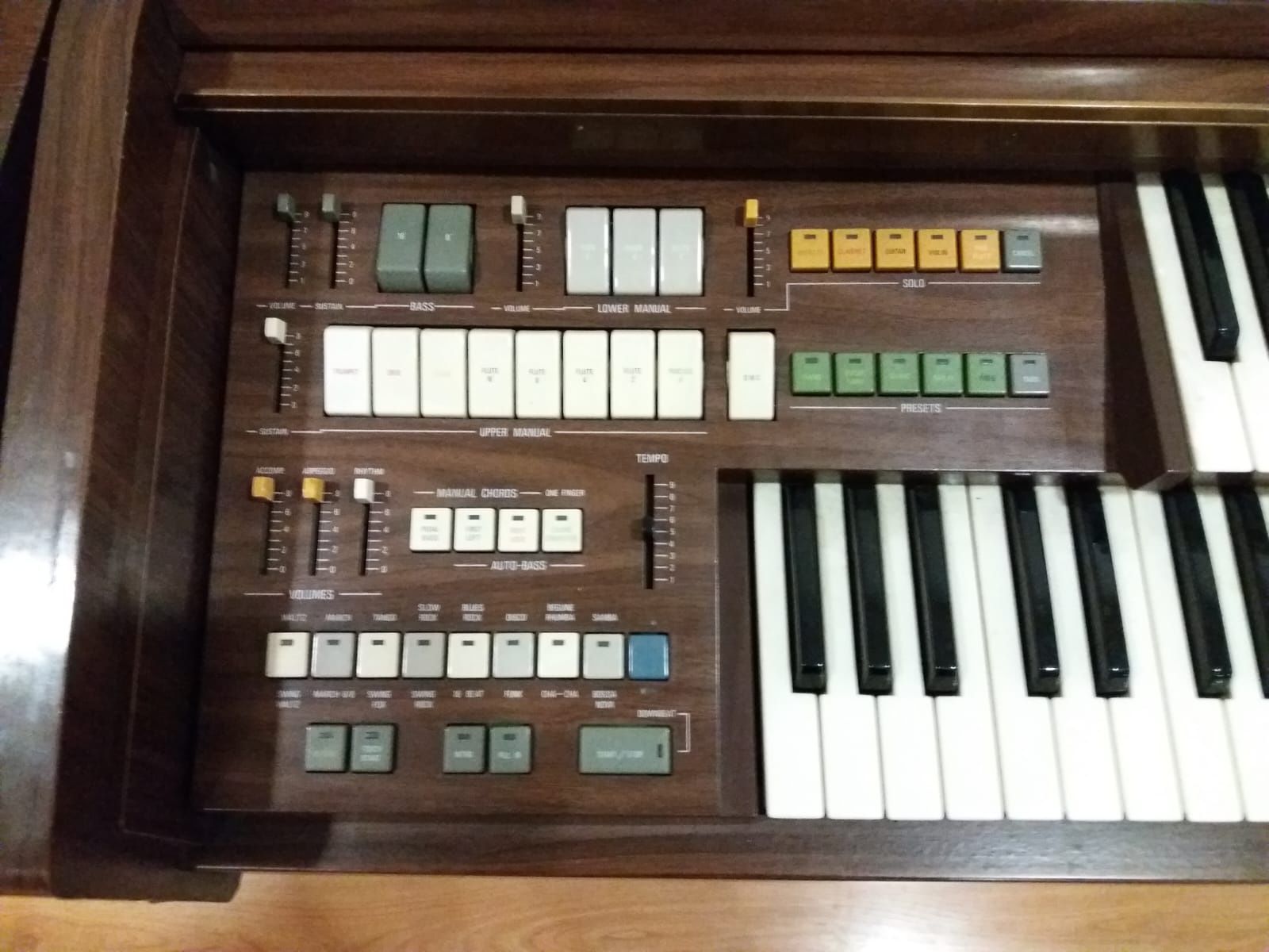 PIANO DE SALA cor castanho, com 2 teclados e pedais