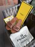 Тапочки босоніжки шлепки сандалі слайди fendi flats baguette
