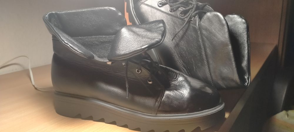 Продается кожаные новые утепленые ботинки женские.