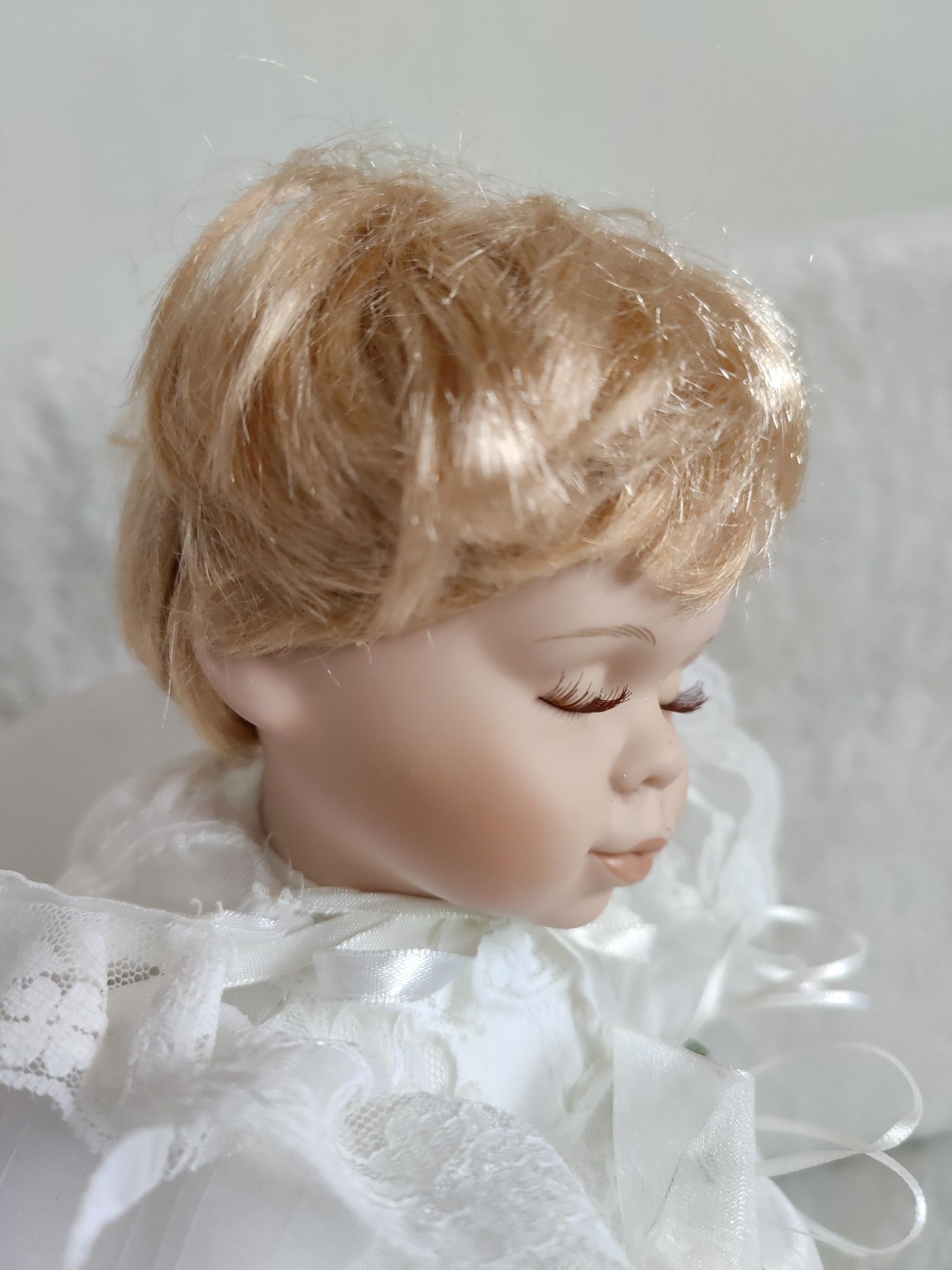 Śpiąca laleczka lalka porcelanowa PRL stara szafa babci