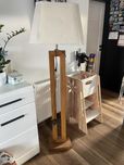 Lampa stojąca drewniana