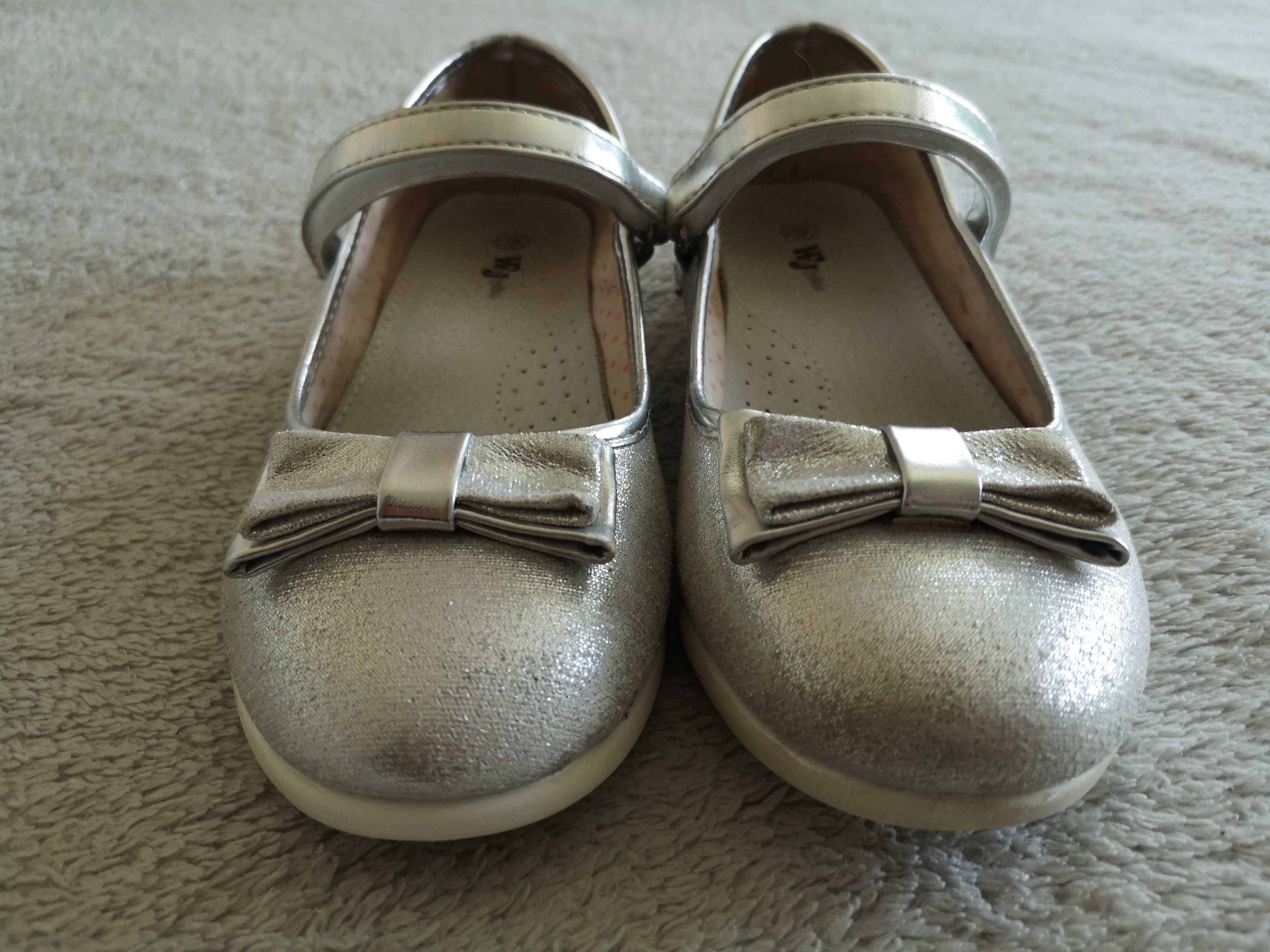 Srebrne eleganckie błyszczące skórzane buty baleriny WoJtylko 34