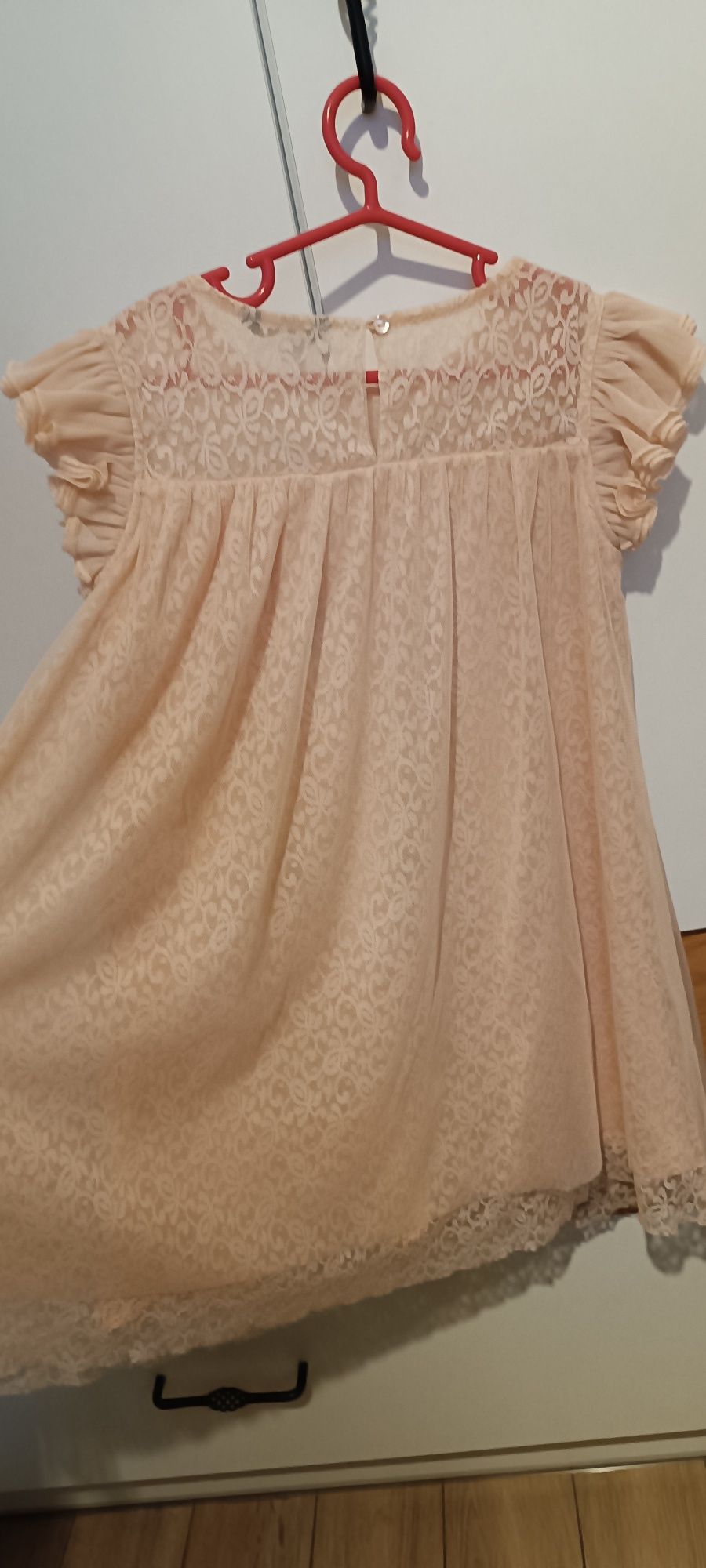 Koronkowa sukienka brzoskwiniowy kolor rozmiar 110