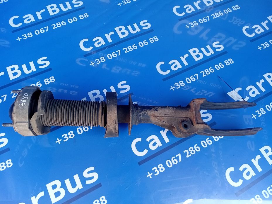 Стійка амортизатора переднього правого Volkswagen Touareg NF Туарег