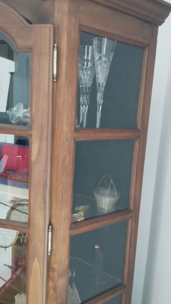 Vitrine cristaleira clássica com fundo em veludo