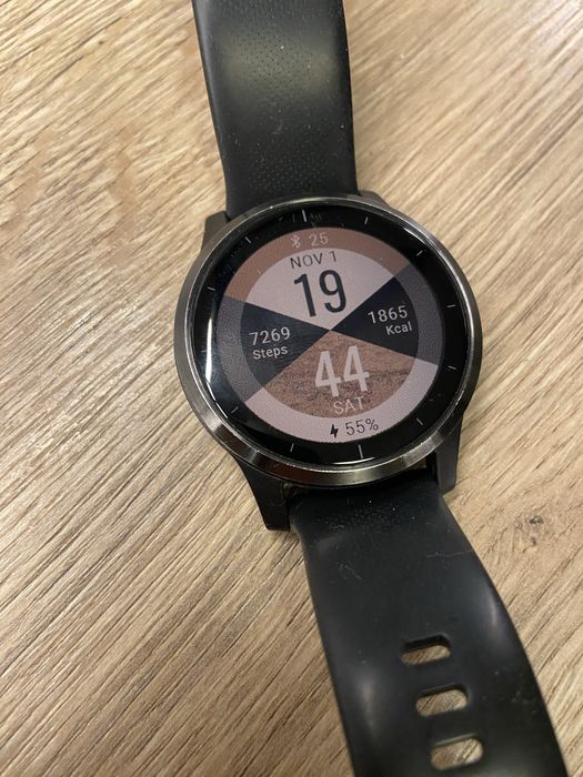 Zegarek Garmin Vivoactive 4. Bateria trzyma  2-3 dni.