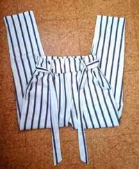 Calças de cintura subida brancas com riscas cinzentas, tamanho S