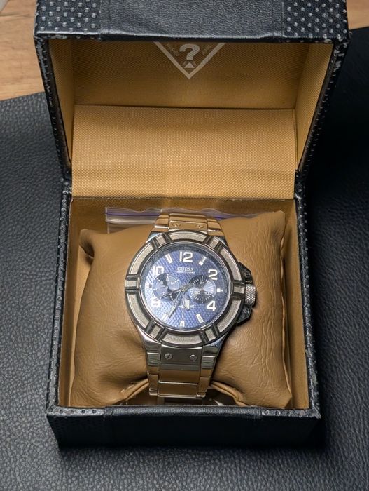 Продам часы Guess w0218g2