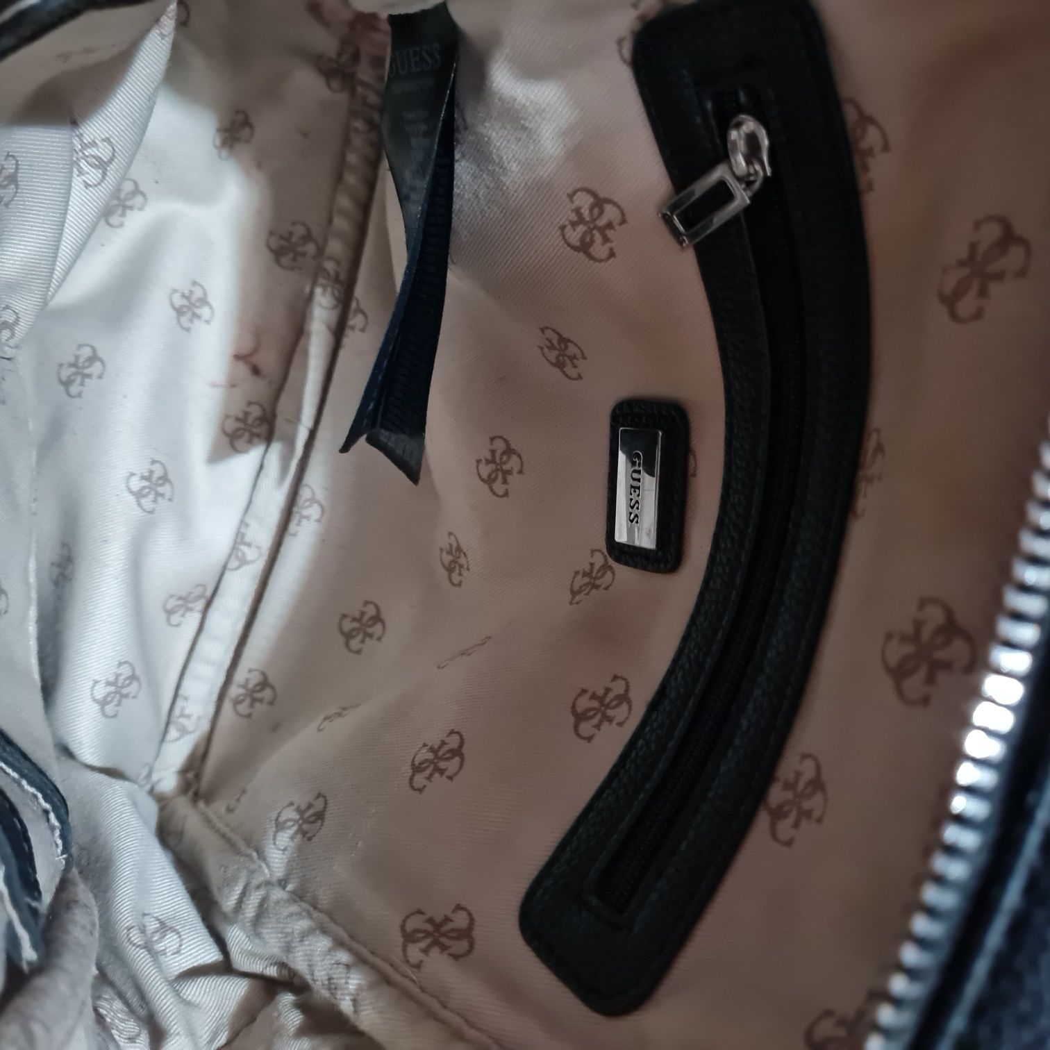 Guess czarny mały plecaczek plecak backpack logowany z napisem na rami