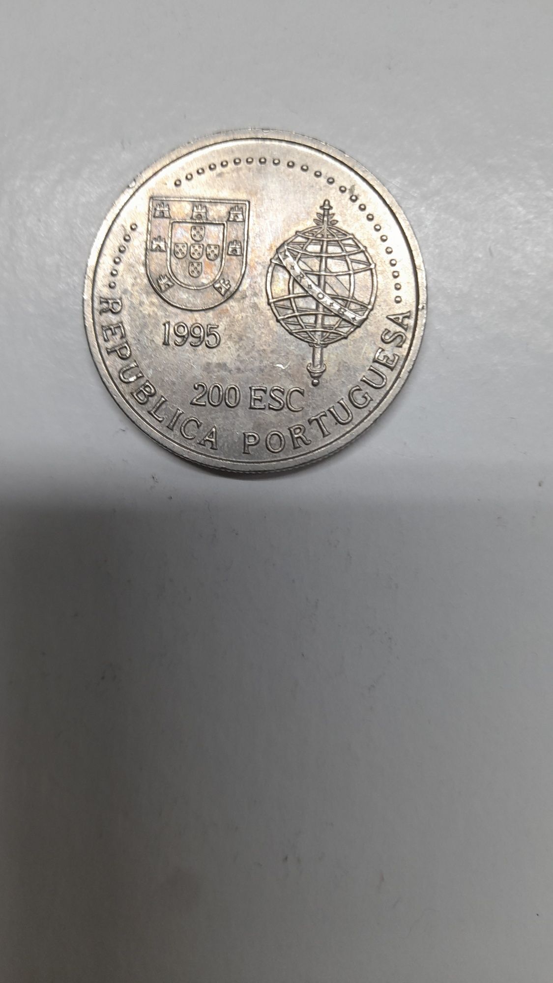 Quatro moedas de 200 escudos