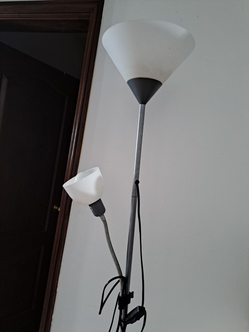 Candeeiro de pé alto