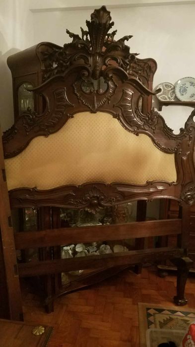 Mobília em madeira de castanho