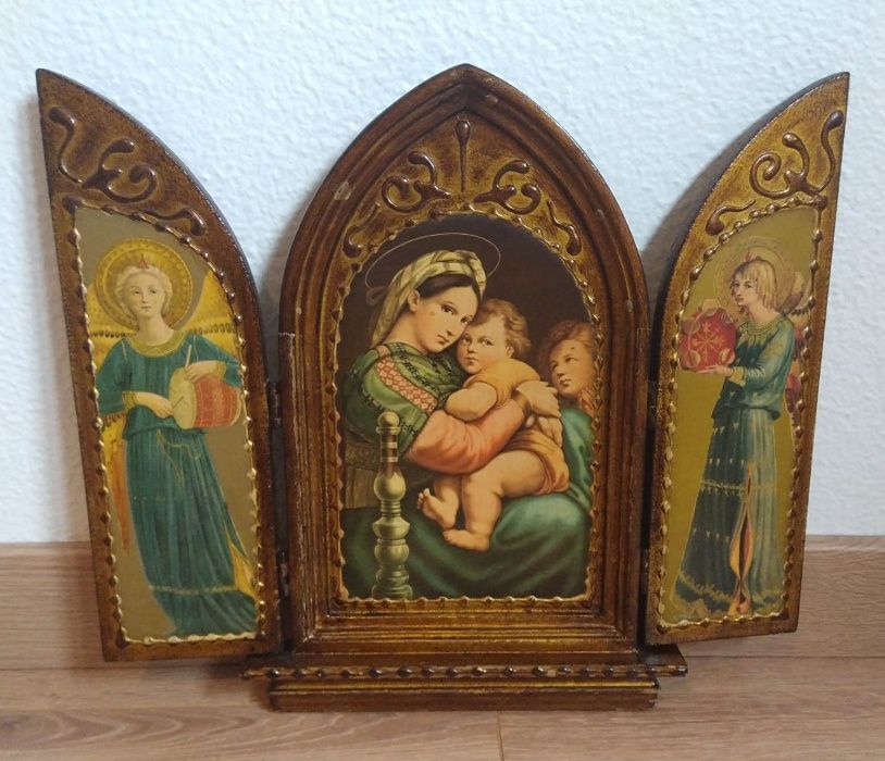 Quadro religioso composto por três partes desdobráveis