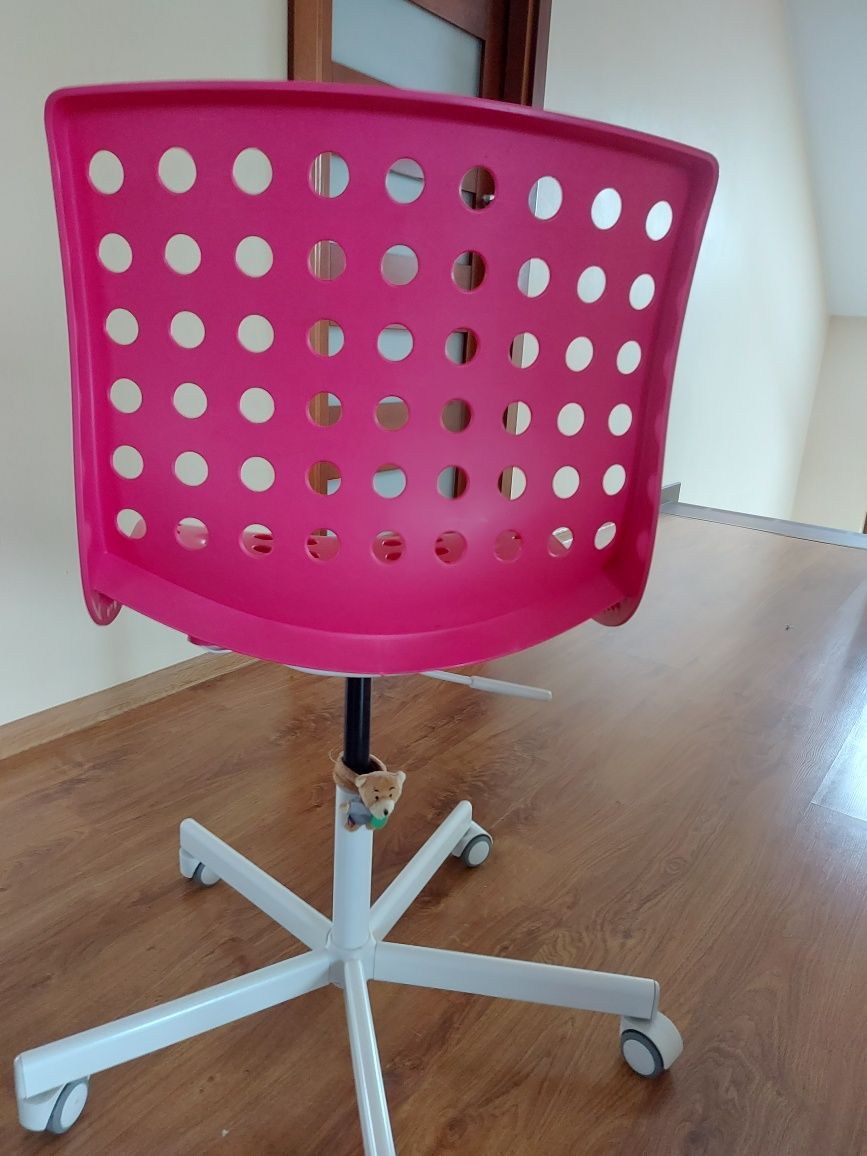 Różowe krzesło obrotowe IKEA