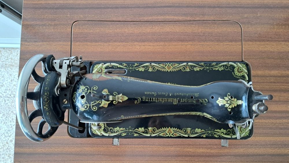 Máquina Singer com móvel