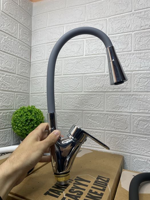 Кухонний змішувач з гнучким виливом — білий, сірий або чорний