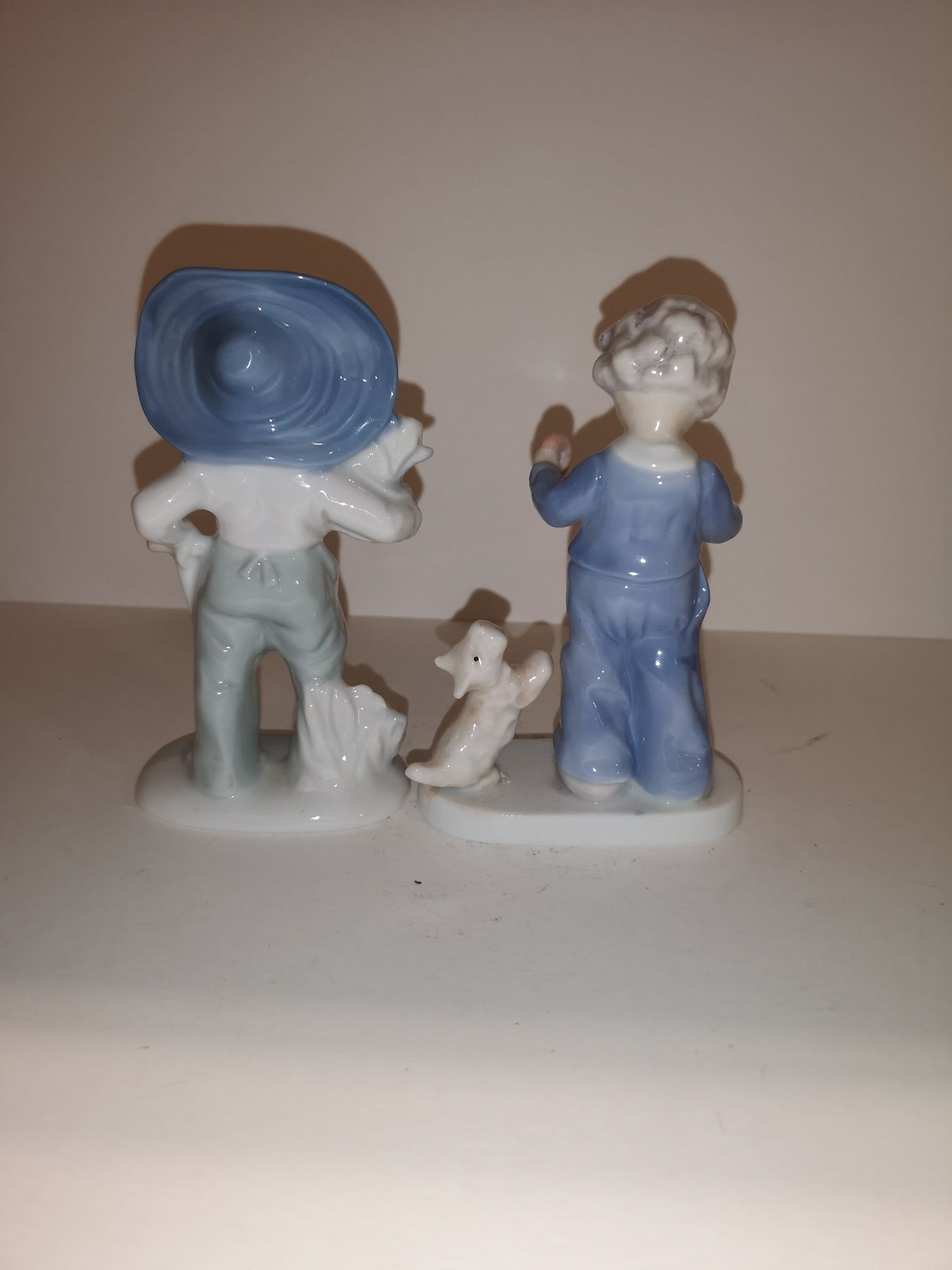 Porcelanowe figurki mała ogrodniczka i chłopiec z psem
