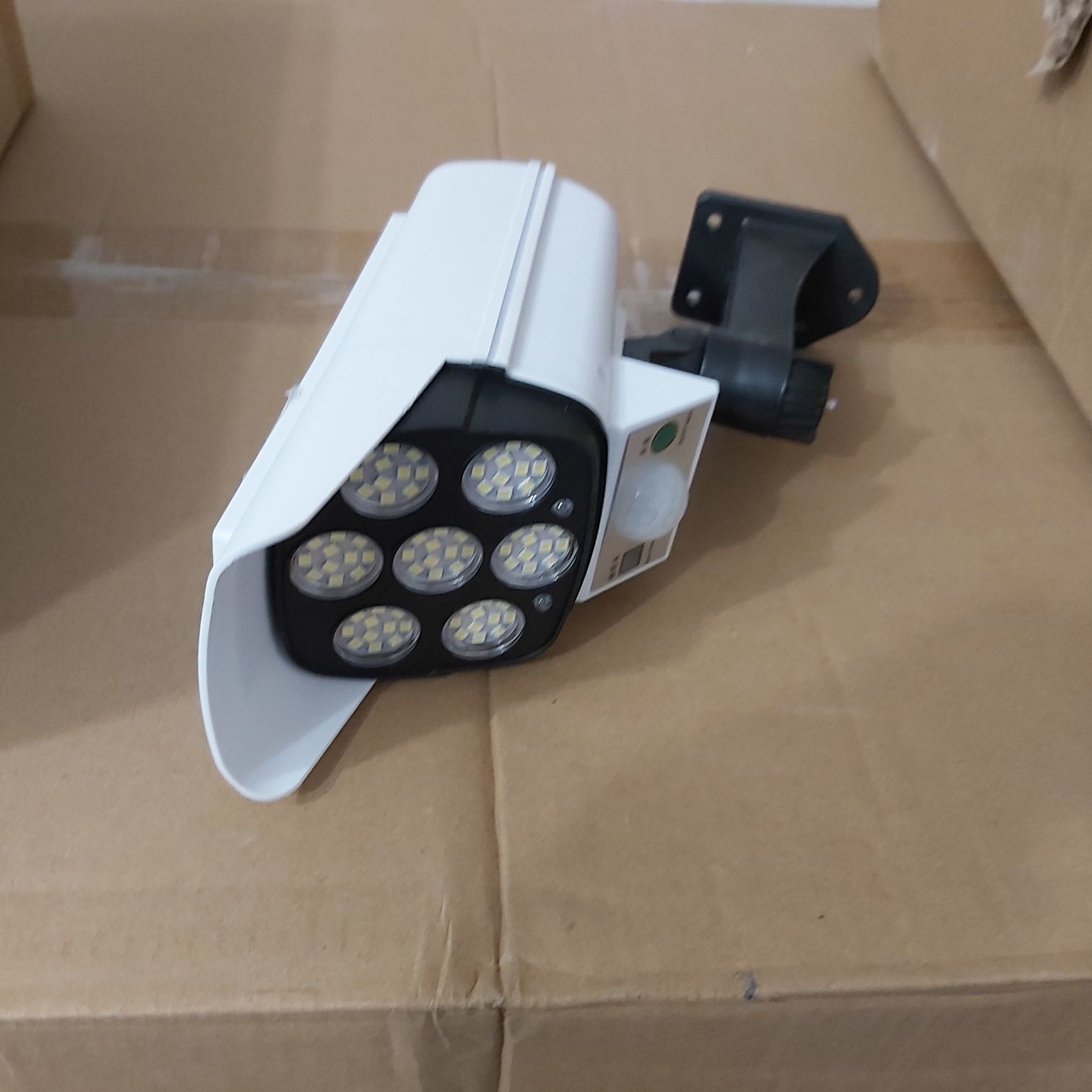 Lampa solarna z czujnikiem ruchu atrapa kamery