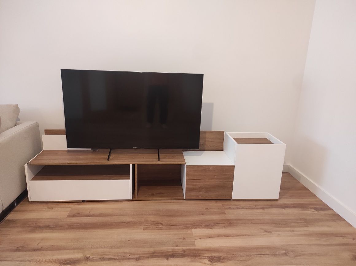 Móvel baixo de TV extensível, 3 portas, de Nogueira e Branco