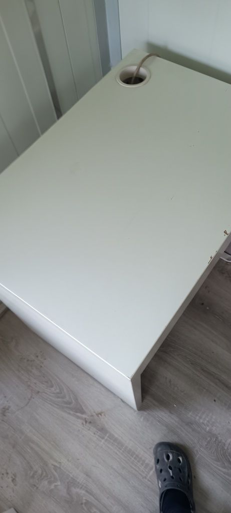 Białe biurko szerokość 75 cm