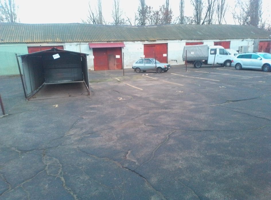 Продаю металлический навес на авто стоянке для авто ул.Строителей1