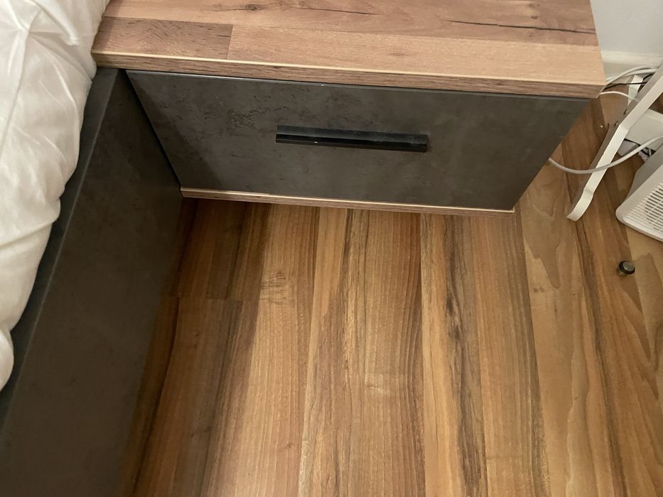 Cama casal com mesas cabeceira e usb embutidos