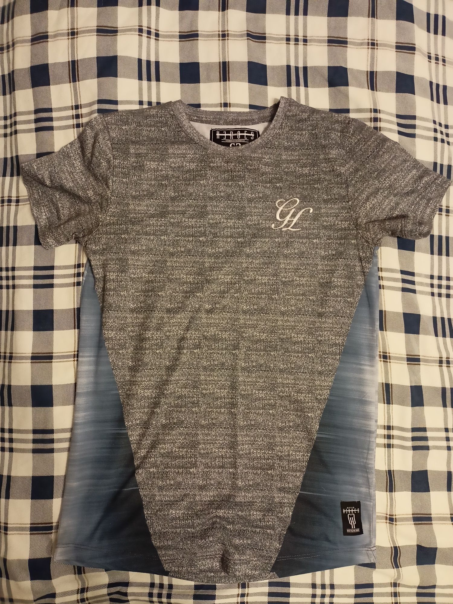 T-shirt młodzieżowy.