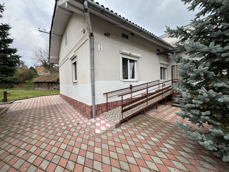 Будинок(центр)260 м², 2 входи, під 2 сім’ї, 10 соток, з пандусом