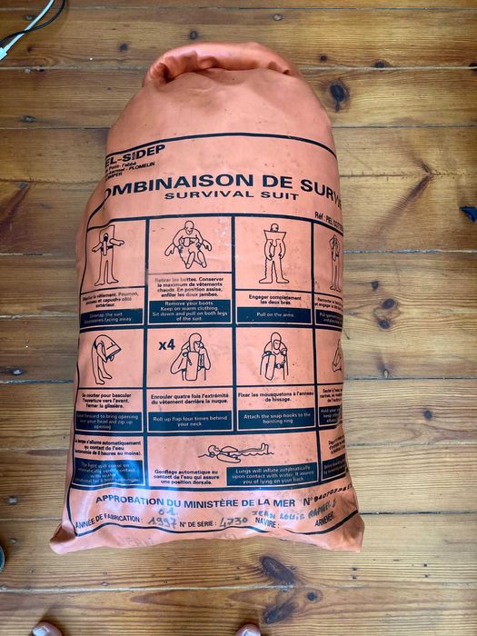 Fato de sobrevivência à prova de água