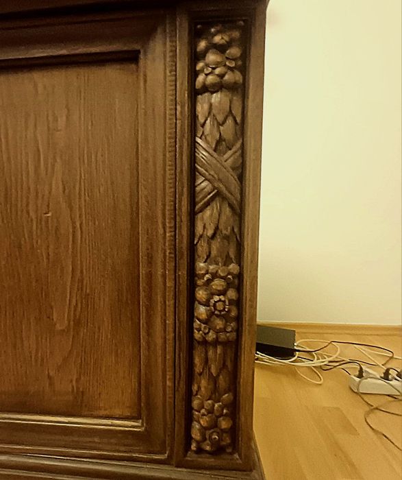 Przedwojenna komoda w dobrym stanie z rzeźbieniami