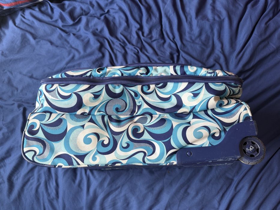 Walizka miękka na kółkach marki DAKINE niebieska w kwiaty hippie