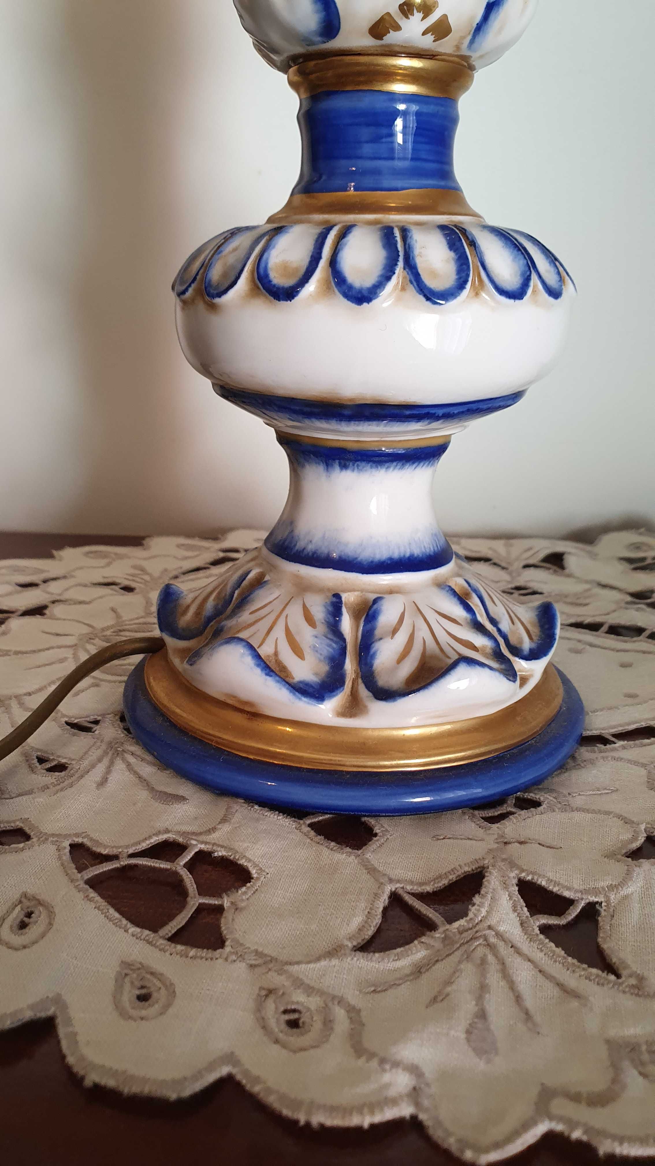 Candeeiro de mesa em porcelana artisticamente adornada.